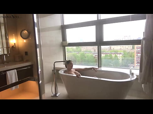 ❤️ ʻO ka pēpē nui e hoʻopaneʻe ana i kāna pussy i loko o ka lumi lua ❤️ Anal video ia makou ﹏