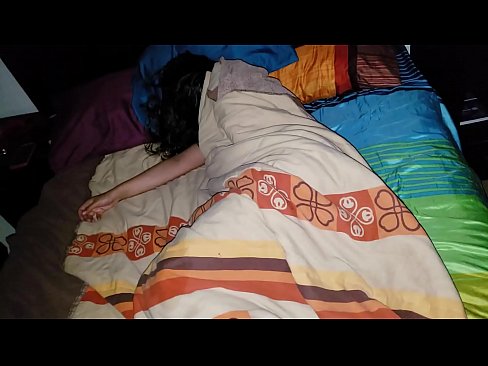 ❤️ Hoʻopiʻi ʻo Stepson i kona makuahine ʻōpio ʻoiai ʻo ia e hiamoe ana. ❤️ Anal video ia makou ﹏